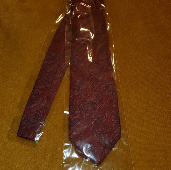 Red Tie With Blue Design New - Picture 2 of 6